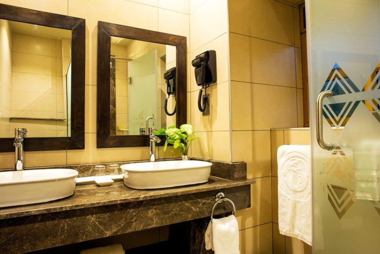 Speke Resort Convention Centre deluxe-twin-room wash room