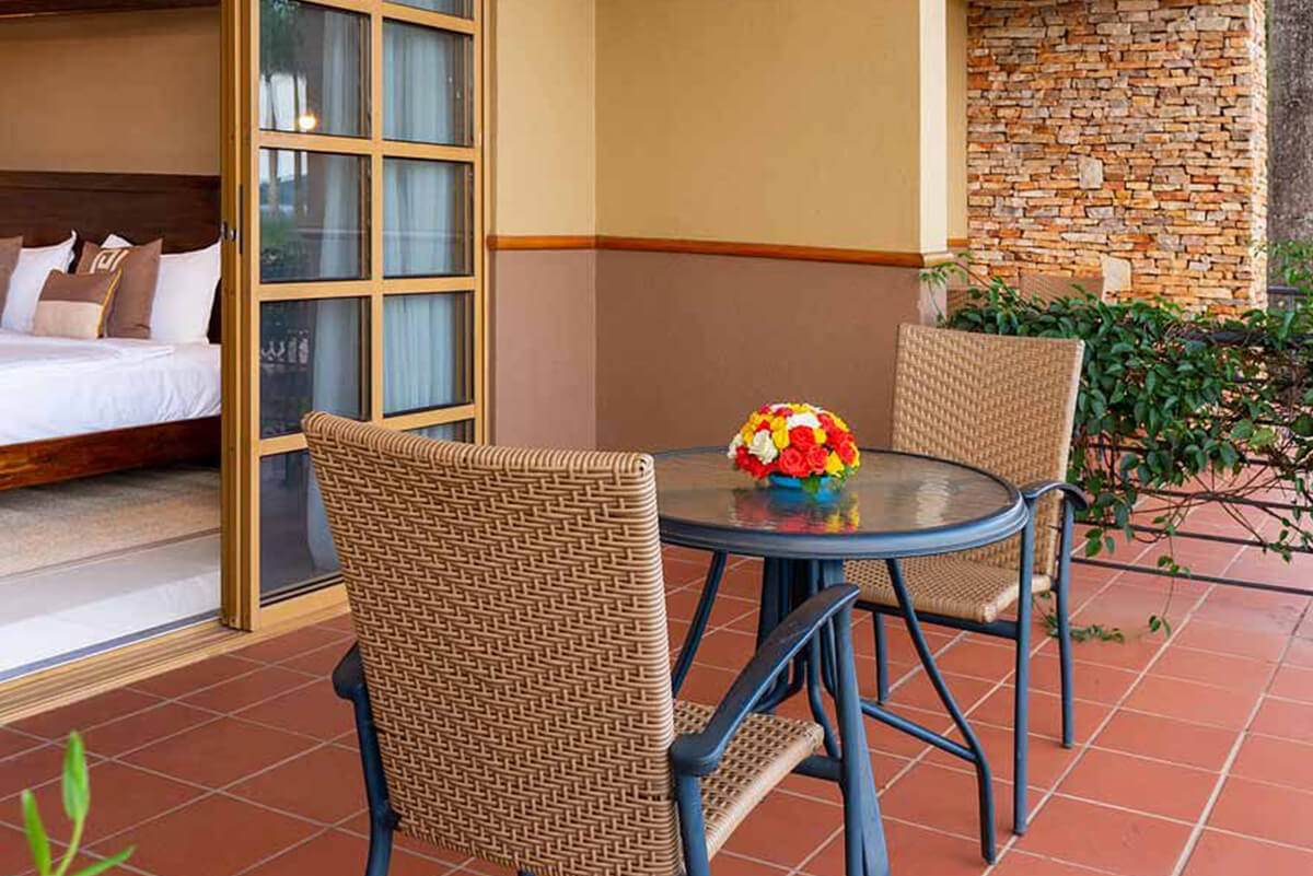 speke-resort-munyonyo-delux-room-bed-1-1200x600-0x0