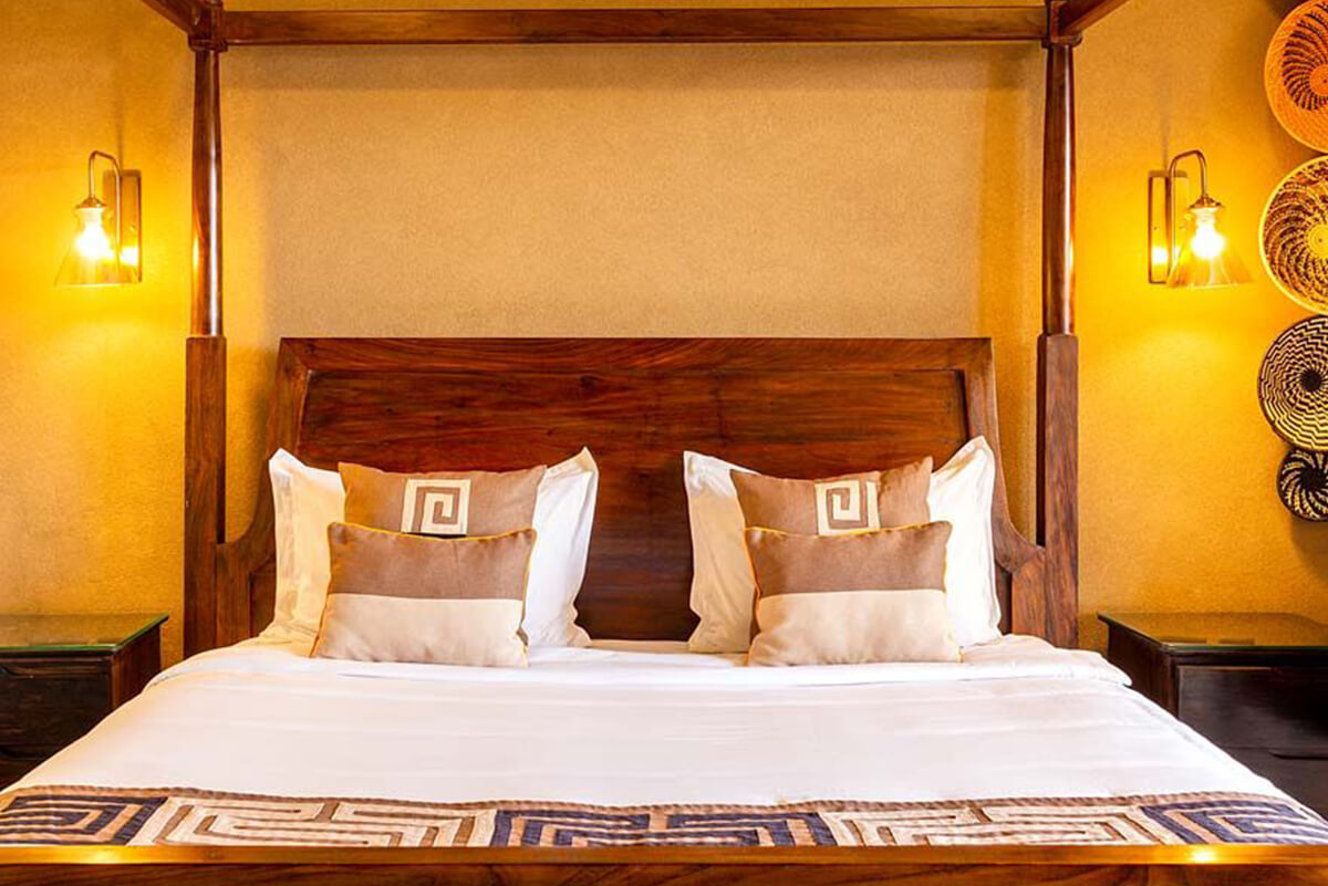 speke-resort-munyonyo-delux-room-bed-1200x600-0x0